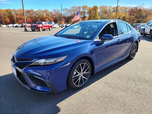 Used 2023 Toyota Camry SE image 3