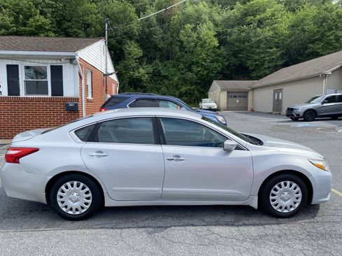 Used 2017 Nissan Altima 2.5 S w/ Power Driver Seat Package FWD image 4