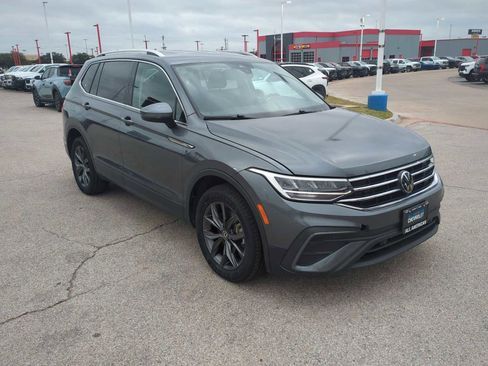 Used 2024 Volkswagen Tiguan SE image 2