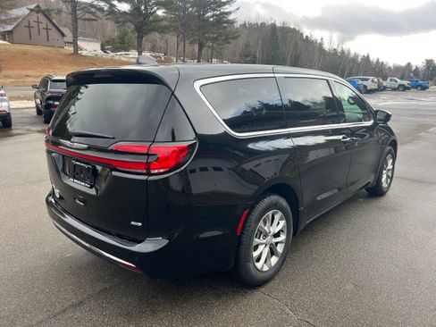 New 2026 Chrysler Pacifica Select image 5