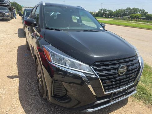 Used 2021 Nissan Kicks SV FWD image 3