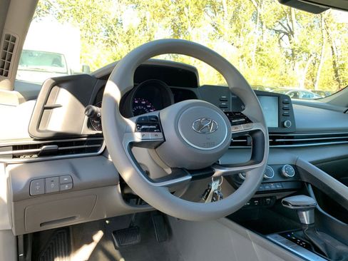 Used 2021 Hyundai Elantra SE image 32