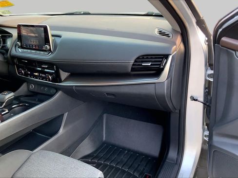 Used 2022 Nissan Rogue SV FWD image 16