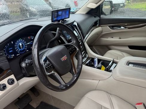 Used 2019 Cadillac Escalade Luxury AWD/4WD image 5
