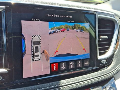 Used 2023 Chrysler Pacifica Limited AWD/4WD image 16