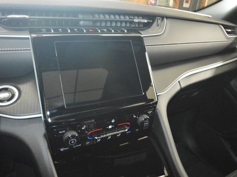 Used 2025 Jeep Grand Cherokee Laredo X w/ Luxury Tech Group I AWD/4WD image 35