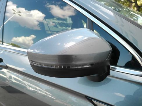 Used 2022 Volkswagen Tiguan SE w/ Panoramic Sunroof Package FWD image 23