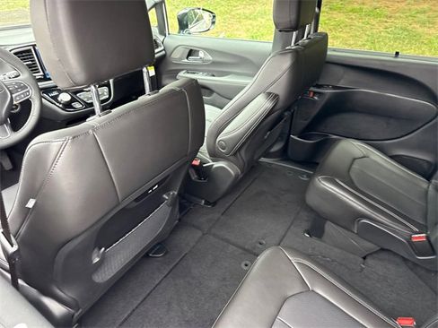 New 2026 Chrysler Pacifica Select image 30
