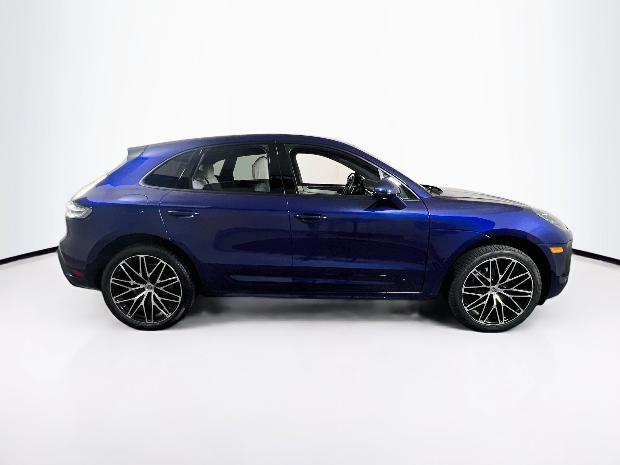 Used 2025 Porsche Macan w/ Premium Package Plus AWD/4WD image 4