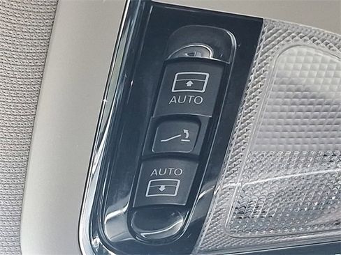 Used 2017 Jeep Cherokee Overland w/ Technology Group image 33