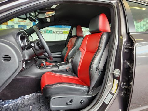 Used 2017 Dodge Charger SXT RWD image 4