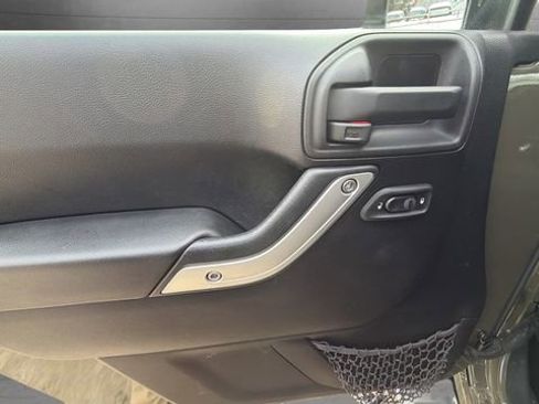 Used 2016 Jeep Wrangler Unlimited Sahara w/ Connectivity Group image 17