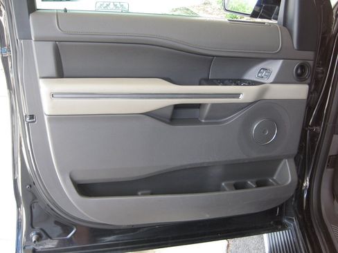 Used 2018 Ford Expedition XLT w/ Equipment Group 202A AWD/4WD image 10