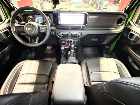 Certified 2025 Jeep Wrangler Unlimited Rubicon AWD/4WD image 23