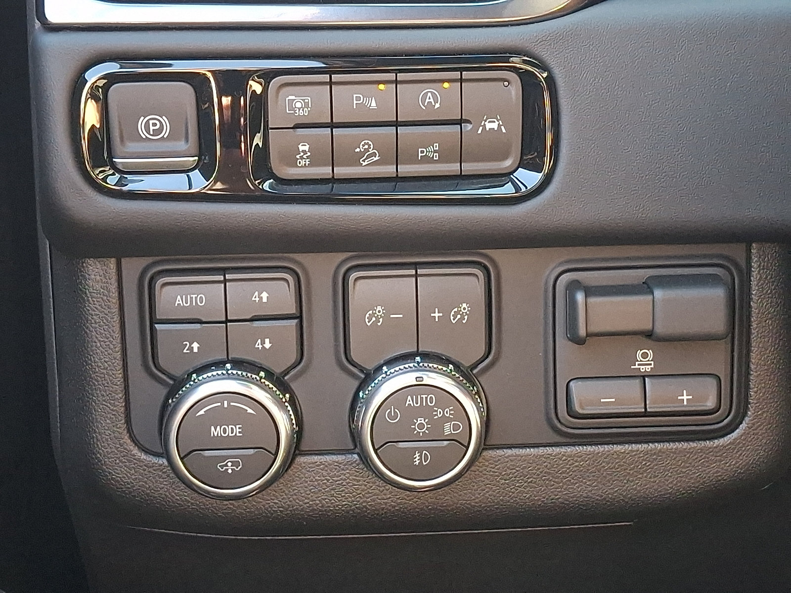 Used 2026 GMC Yukon AT4 Ultimate w/ LPO, Floor Liner Package AWD/4WD image 32