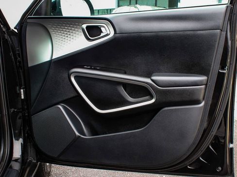 Used 2023 Kia Soul LX w/ LX Technology Package image 13