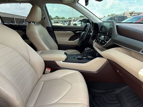 Used 2021 Toyota Highlander XLE image 32