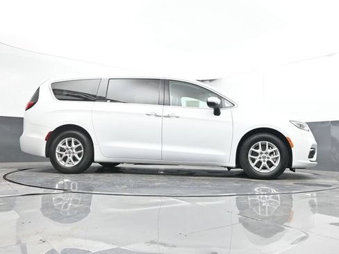 Used 2023 Chrysler Pacifica Touring-L FWD image 47