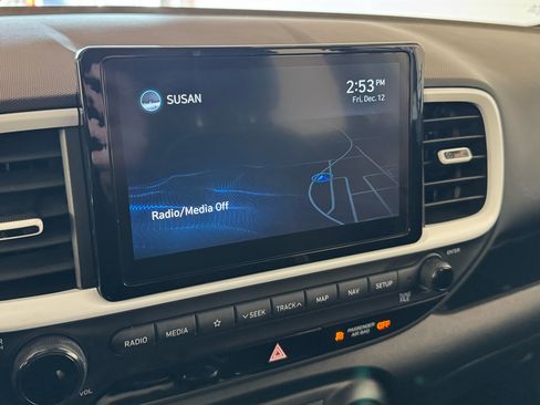 Used 2022 Hyundai Venue Limited image 18