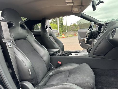 Used 2010 Nissan GT-R Premium image 35