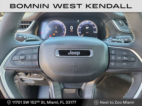 Used 2025 Jeep Grand Cherokee Limited w/ Black Appearance Package image 11