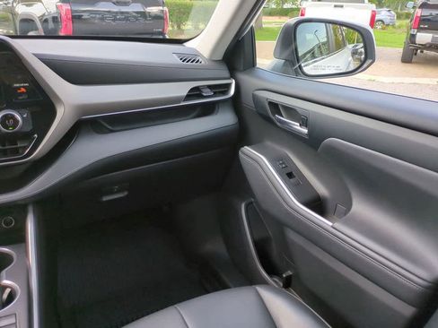 Used 2023 Toyota Highlander XLE FWD image 17