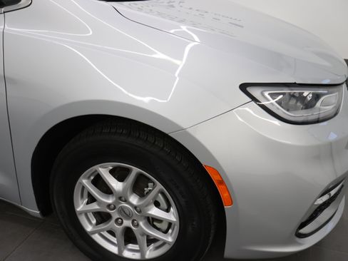 Used 2024 Chrysler Pacifica Touring-L image 23