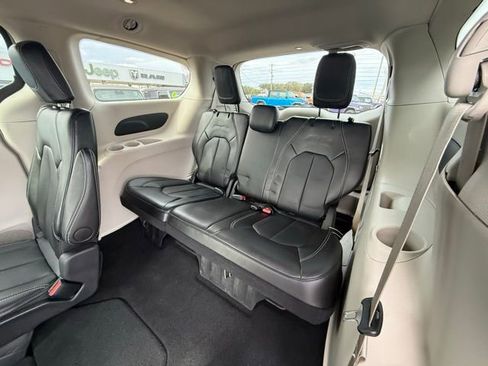 Certified 2024 Chrysler Pacifica Touring-L image 11