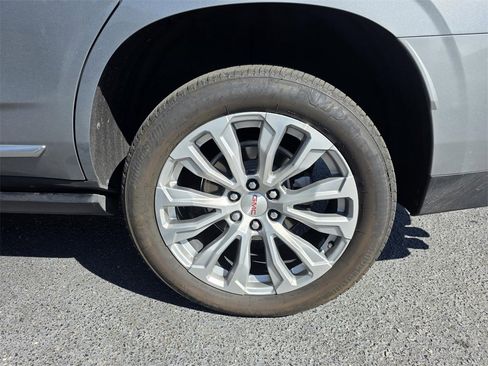 Used 2024 GMC Yukon Denali w/ Denali Reserve Package image 11