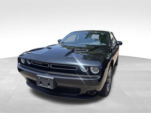 Used 2021 Dodge Challenger SXT RWD image 2