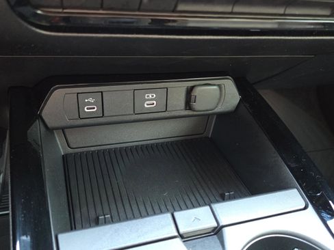 Used 2025 Toyota Prius XLE image 24