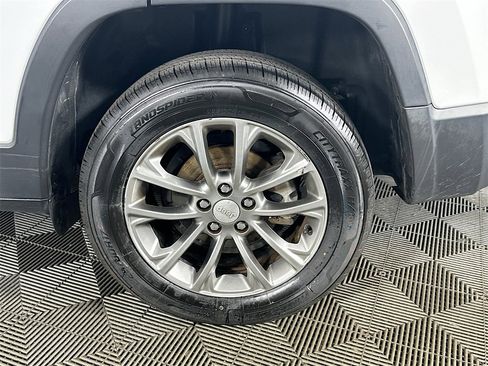 Used 2020 Jeep Cherokee Latitude Plus image 34