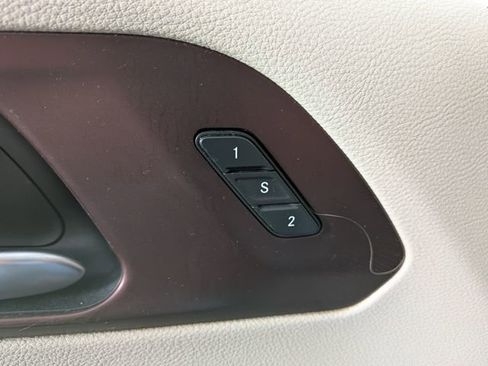 Used 2019 Chrysler Pacifica Limited image 11