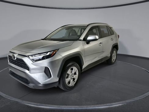 Used 2025 Toyota RAV4 XLE w/ Convenience Package FWD image 4