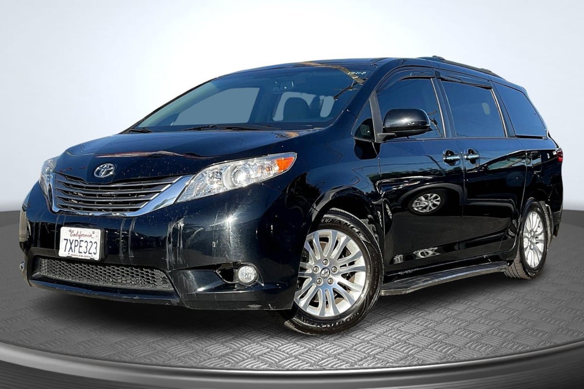 Used 2017 Toyota Sienna XLE w/ XLE Navigation Package FWD image 12
