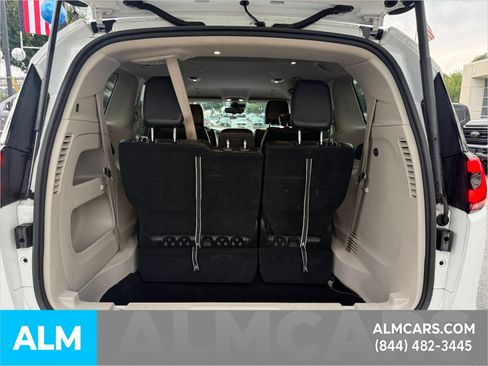 Used 2023 Chrysler Pacifica Touring-L FWD image 9