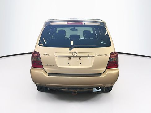 Used 2005 Toyota Highlander 4WD V6 w/ 3rd Row image 7
