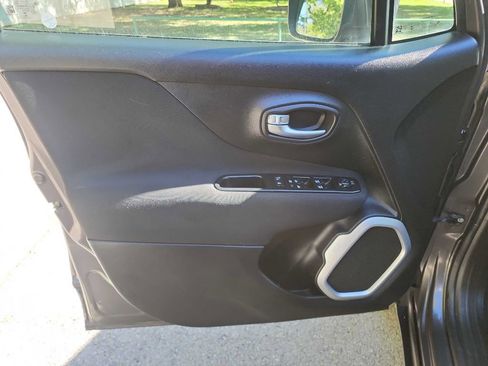 Used 2018 Jeep Renegade Latitude image 13