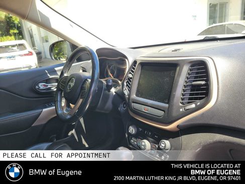 Used 2017 Jeep Cherokee Limited w/ Luxury Group AWD/4WD image 11