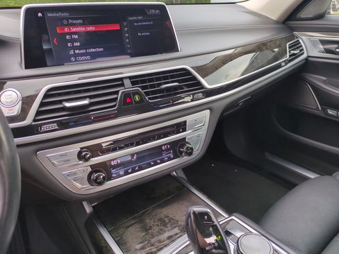 Used 2018 BMW 750i RWD image 23