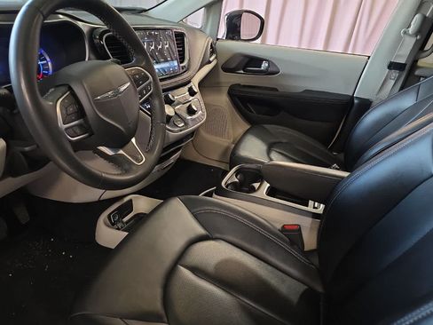 Used 2024 Chrysler Pacifica Limited FWD image 14