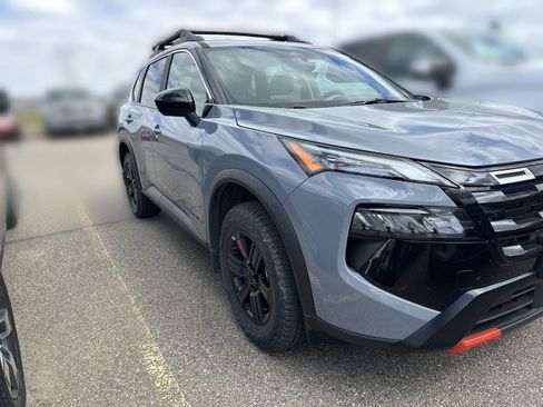 Used 2026 Nissan Rogue SV AWD/4WD image 2