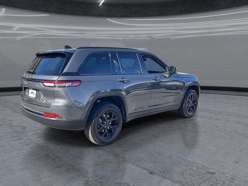 Used 2025 Jeep Grand Cherokee Altitude AWD/4WD image 5