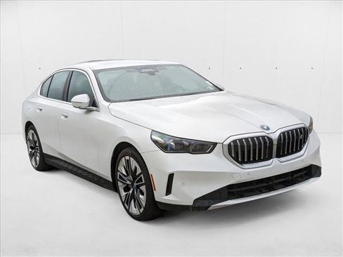 Used 2024 BMW i5 eDrive40i w/ Premium Package image 7