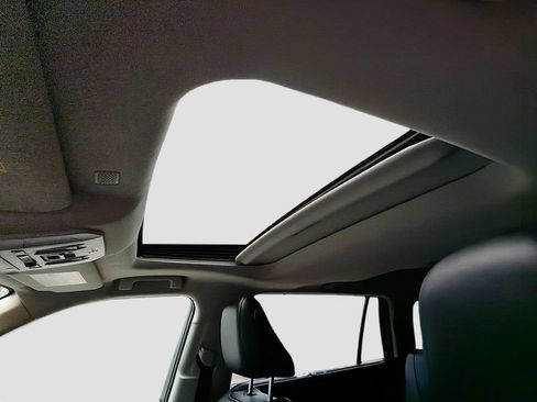 Used 2022 Toyota Highlander XLE AWD/4WD image 28