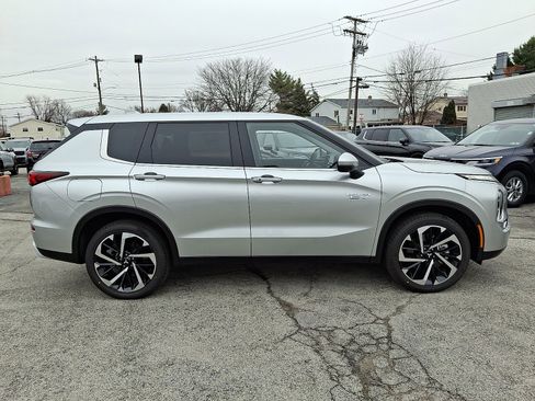 New 2025 Mitsubishi Outlander SE image 9