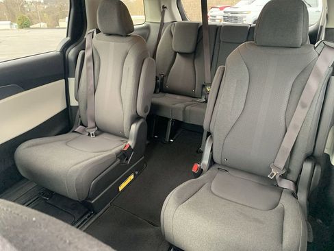 Used 2024 Kia Carnival LX image 23