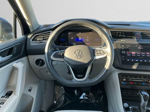 Used 2022 Volkswagen Tiguan SE w/ Panoramic Sunroof Package image 12