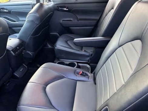 Used 2022 Toyota Highlander XLE AWD/4WD image 7