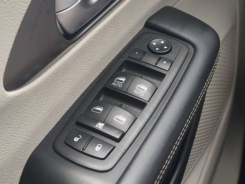 Used 2023 Chrysler Pacifica Touring-L FWD image 30